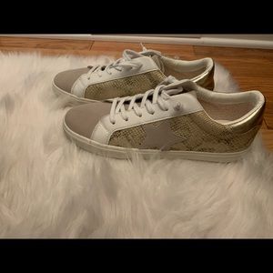 Gold in suede star sneakers￼